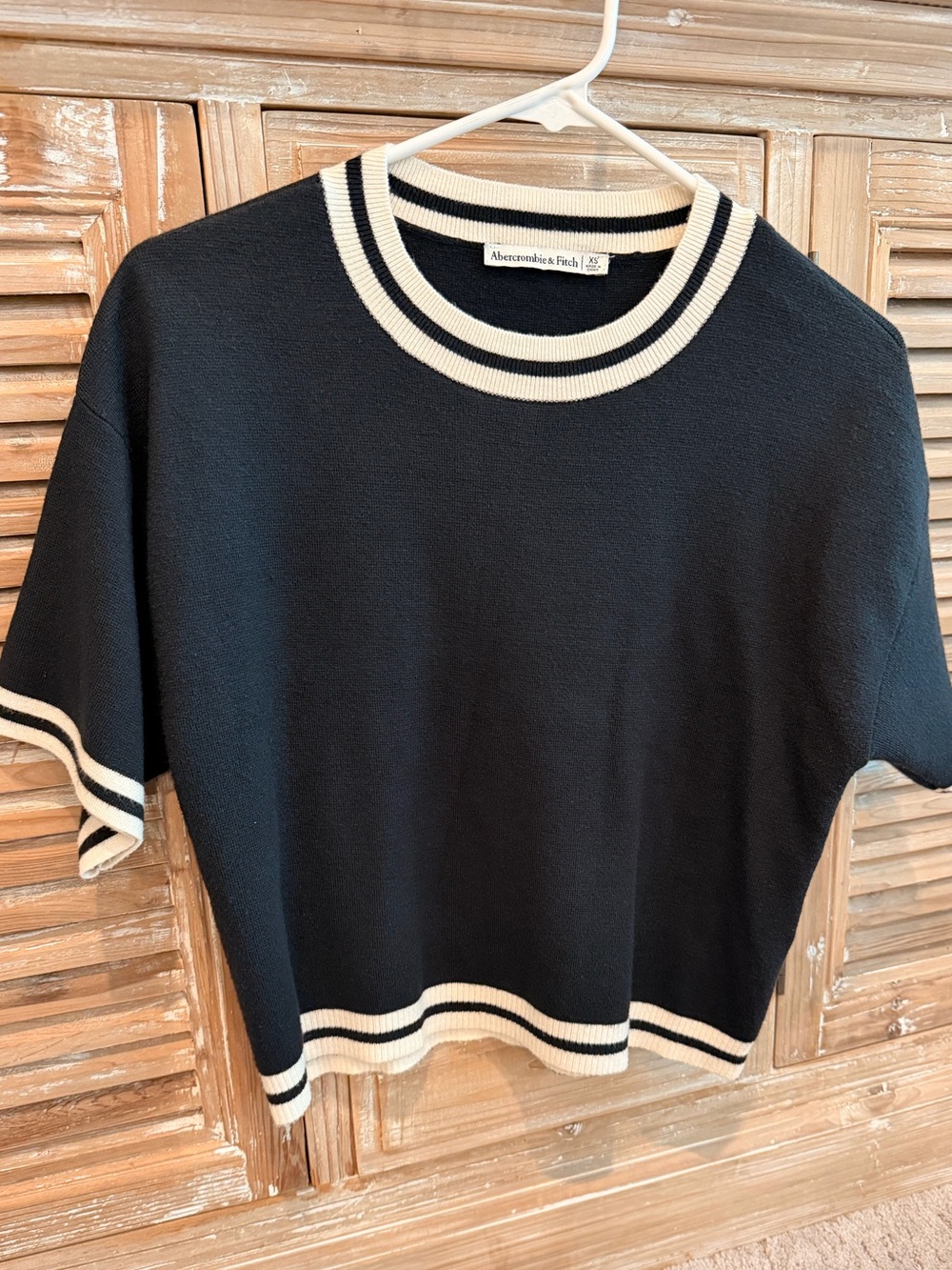 Abercrombie & Fitch Black Short Sleeve Knit Sweater with Cream Trim (Size XS)